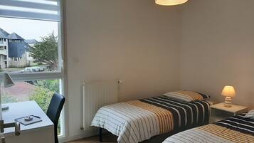 2 chambres, fer et planche à repasser