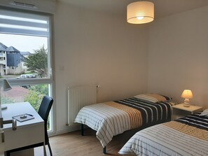 2 makuuhuonetta, silitysrauta/-lauta, pääsy pyörätuolilla