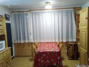 Dining - Les Saisies - Spacious Savoyard studio - south-facing terrace (Hauteluce)