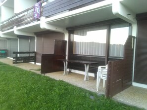 Property grounds - Les Saisies - Spacious Savoyard studio - south-facing terrace (Hauteluce)