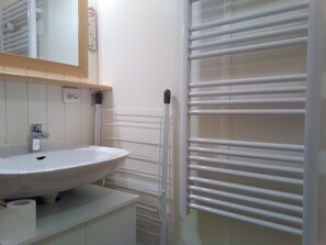 Combined shower/bathtub, hair dryer - Les Saisies - Spacious Savoyard studio - south-facing terrace (Hauteluce)
