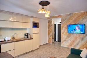 Comfort Apartment | Private kitchen | Fridge, microwave, oven, stovetop - Santorini Apartament (Navodari)