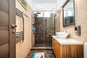 Family Apartment | Bathroom | Shower, free toiletries, hair dryer, towels