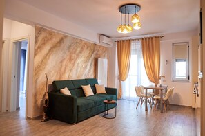 Comfort Apartment | Living area | Flat-screen TV - Santorini Apartament (Navodari)