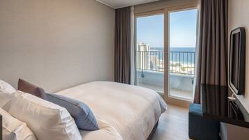 Premier Ocean Suite | Premium bedding, down comforters, pillowtop beds, free WiFi