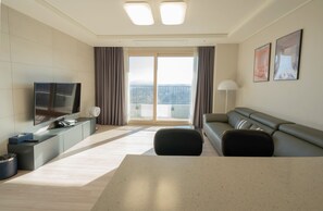Grand Ocean Suite | Living area - Hotel the Blue Terra (Sokcho)