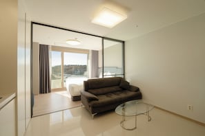 Premium bedding, down duvets, pillow-top beds, free WiFi - Hotel the Blue Terra (Sokcho)