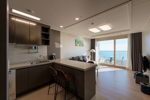 Family Ocean Suite | Living area | 44-inch LED TV with cable channels, TV - Hotel the Blue Terra (Sokcho)