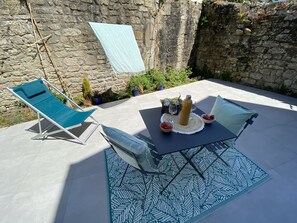 Outdoor dining - Charming Duplex in Port-Louis, Near Beaches & Village, 2BR, Sleeps 4 (Port-Louis)