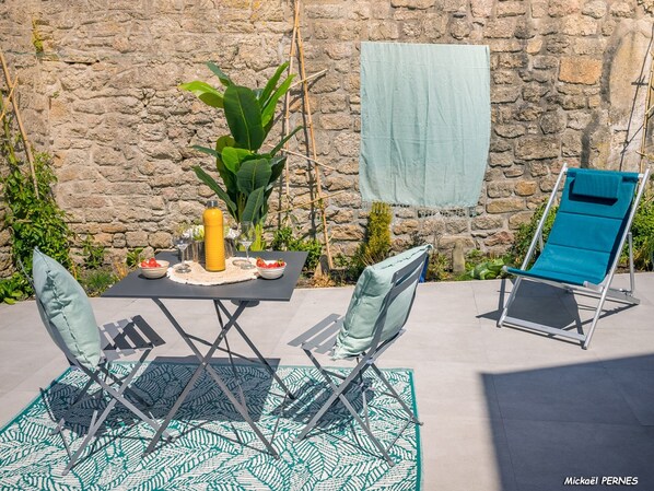 Outdoor dining - Charming Duplex in Port-Louis, Near Beaches & Village, 2BR, Sleeps 4 (Port-Louis)