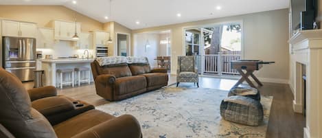 Una Smart TV, una chimenea, un futbolín