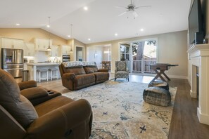 Smart TV, fireplace, table football - Furnished 2 bed, 1.5 bath, 2 car garage with EV charger all utilities included (Arroyo Grande)