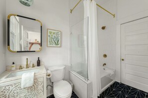 أحواض استحمام، مجففات شعر، مناشف