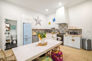 Fridge, microwave, oven, stovetop - Chiquita Banana by Minty Living (Atlanta)