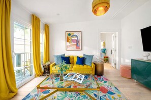 Televisión y oficina 