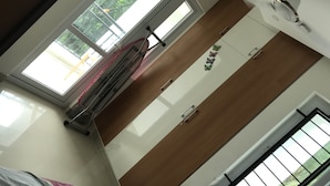 A room with a skylight, a ceiling fan, and a window with blinds. - Stunning 2-bed Apartment in Thiruvananthapuram (Thiruvananthapuram)