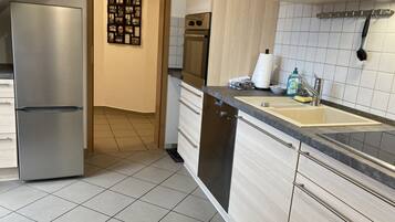 Kühlschrank, Herdplatte, Geschirrspüler, Toaster
