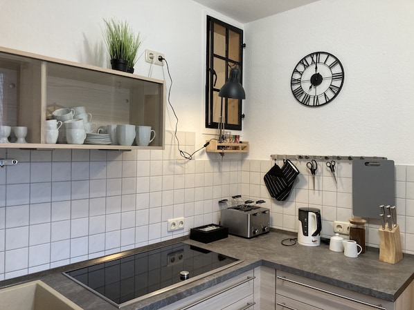 Kühlschrank, Herdplatte, Geschirrspüler, Toaster