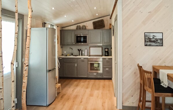 Kylskåp, ugn, spishäll och diskmaskin