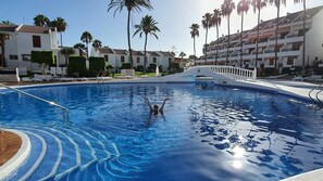 Utomhuspool och uppvärmd pool