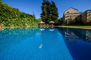 Seasonal outdoor pool, pool umbrellas, sun loungers - Traditional Stone Villa Kontis (Apokoronas)