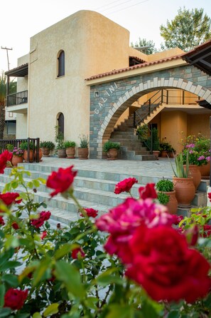 Vista frontal de la propiedad