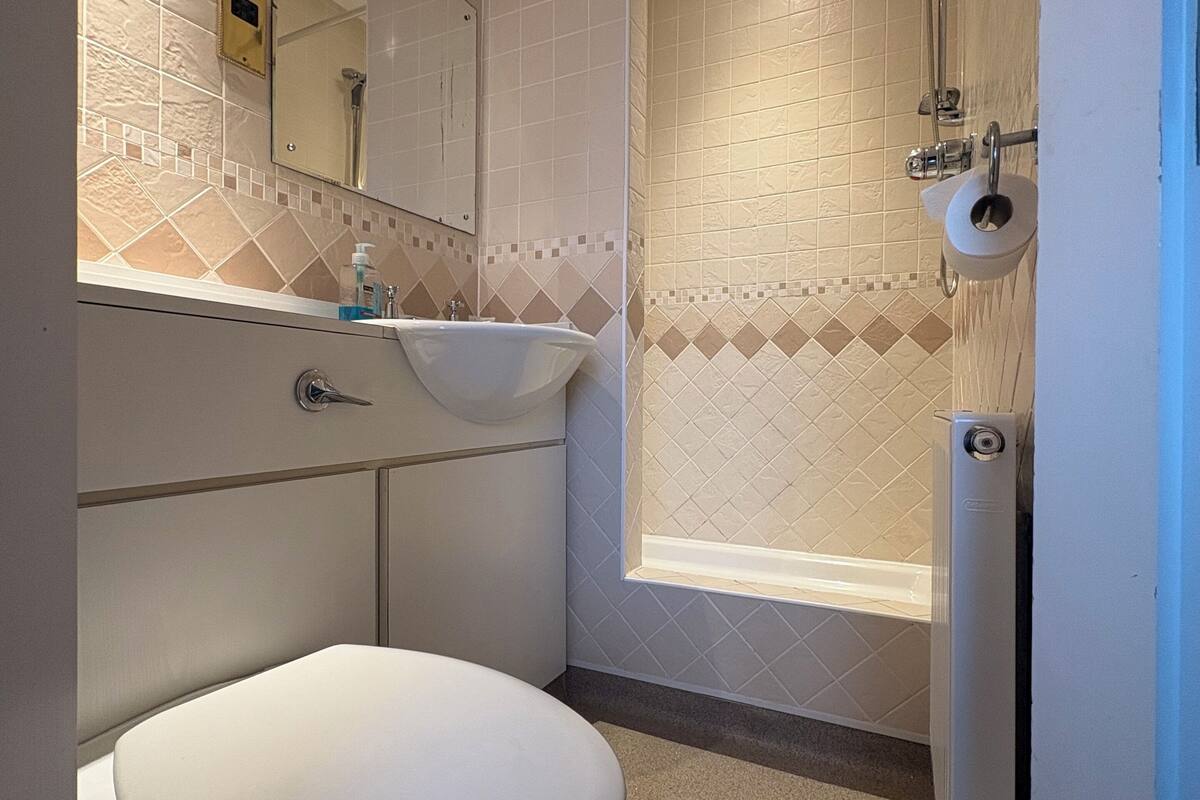 standard double room | bathroom | shower, towels