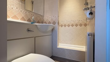 Standard Tek Büyük Yataklı Oda | Banyo | Duş, havlu