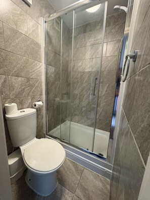 Standard Single Room | Bathroom | Shower, towels - The Harbour Inn (Barrow-in-Furness)