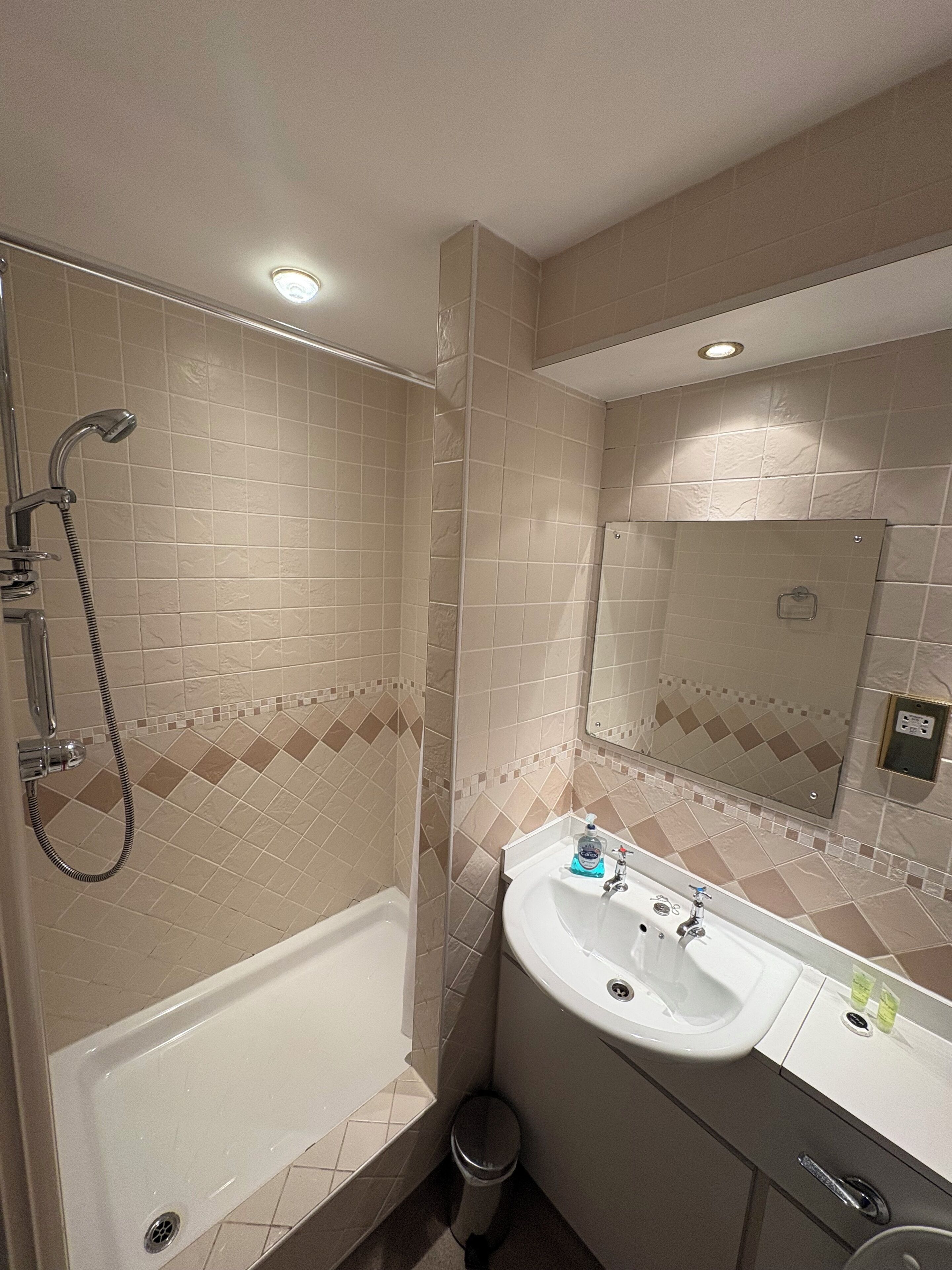 standard double room | bathroom | shower, towels