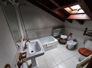 Ensemble baignoire-douche, séchoir à cheveux, bidet, serviettes fournies