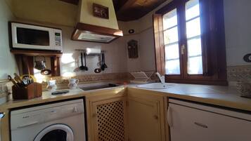 Een koelkast, een magnetron, een kookplaat