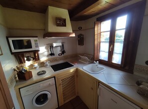 Fridge, microwave, stovetop, coffee/tea maker - Rural Accommodation Naveces - Asturias - El Campo (AS)