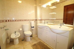 Combined shower/tub, towels, shampoo