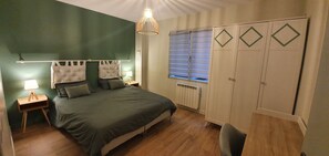 4 bedrooms, desk, iron/ironing board, free WiFi