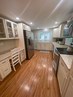 Fridge, microwave, oven, stovetop - Perfect Lake House  Getaway (Vandalia)