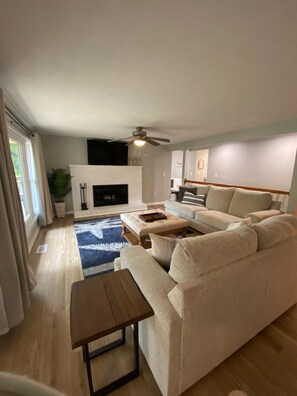 Smart TV, fireplace, table football, ping pong - Perfect Lake House  Getaway (Vandalia)