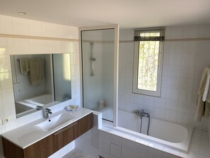 Ensemble douche/baignoire, sèche-cheveux, serviettes fournies, savon