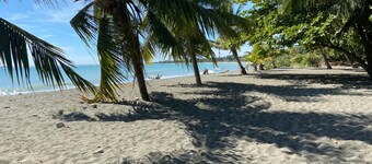 maison de campagne sur le bord de mer.