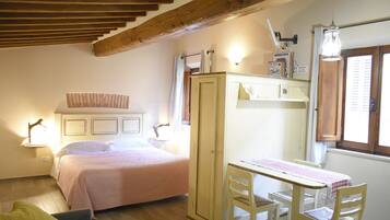 3 slaapkamers, een strijkplank/strijkijzer, reisbedje, wifi