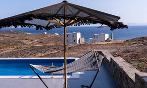 Villa Grand, alberca privada, vista al mar | Decoración personalizada, muebles diferentes y cortinas blackout 