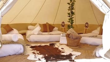 1 bedroom, bed sheets