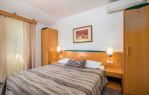 1 bedroom, travel cot, free WiFi, bed sheets