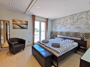 3 bedrooms, in-room safe, iron/ironing board, travel cot