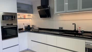 Frigorífico, microondas, horno y placa de cocina