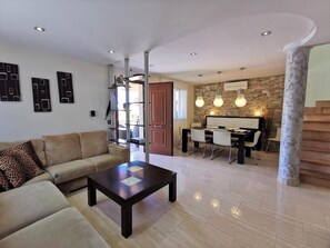 Smart TV, video games, DVD player, books - Beautiful house with sea views, heated saltwater pool, BBQ & air conditioning (Badia Gran)