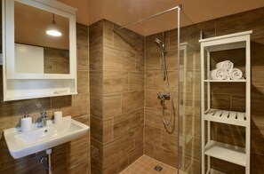 Baignoire, sĂšche-cheveux, serviettes fournies, savon
