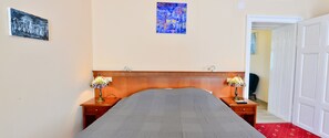 1 Schlafzimmer, Zimmersafe, Schreibtisch, Bügeleisen/Bügelbrett