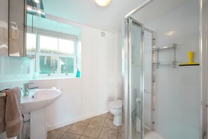 Combined shower/bathtub, hair dryer, towels, soap