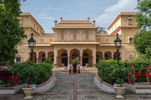 Um edifício imponente com várias arcadas e um pátio central.